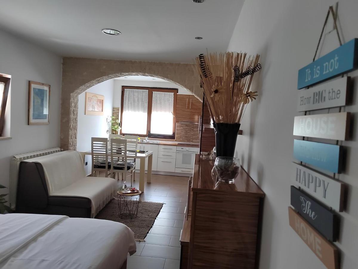 Relax Green House Ровин Екстериор снимка