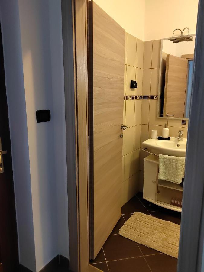 Relax Green House Ровин Екстериор снимка