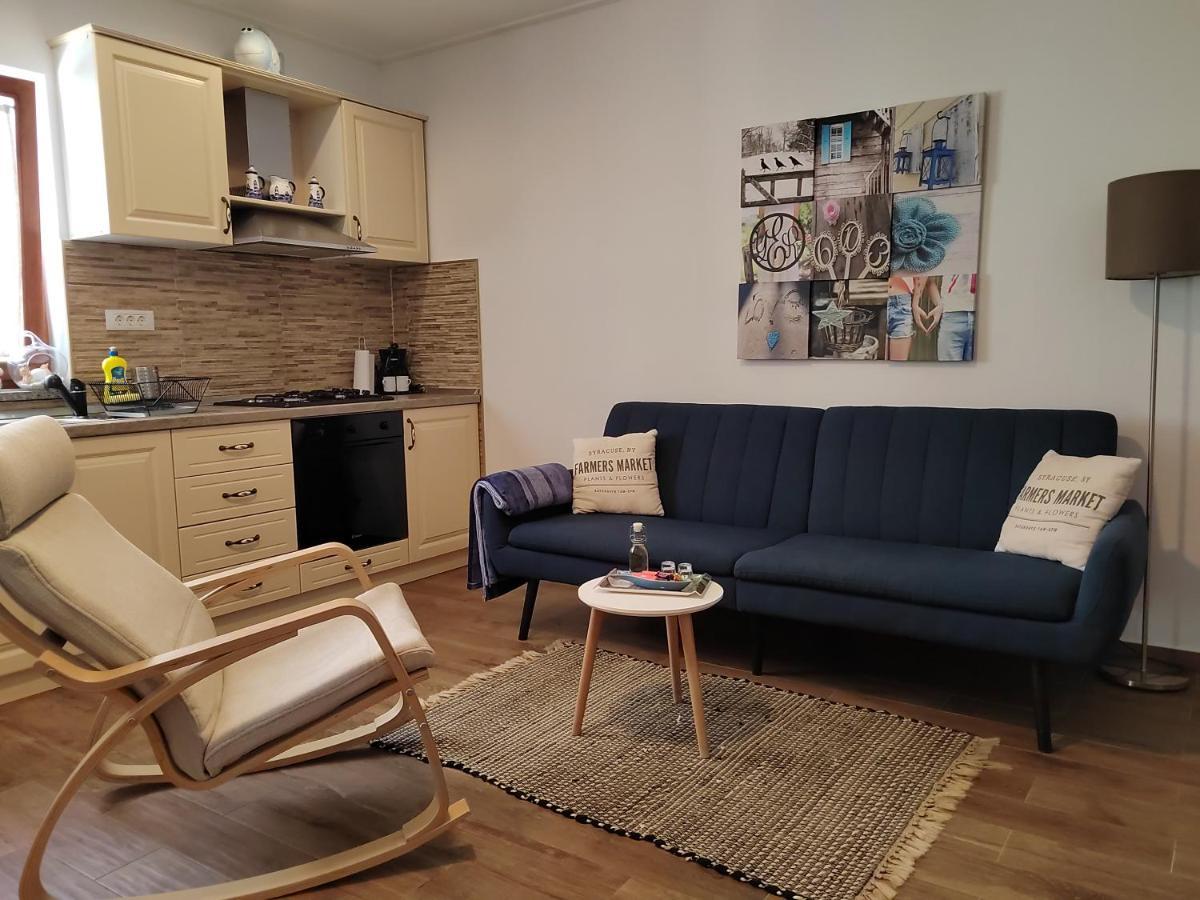 Relax Green House Ровин Екстериор снимка