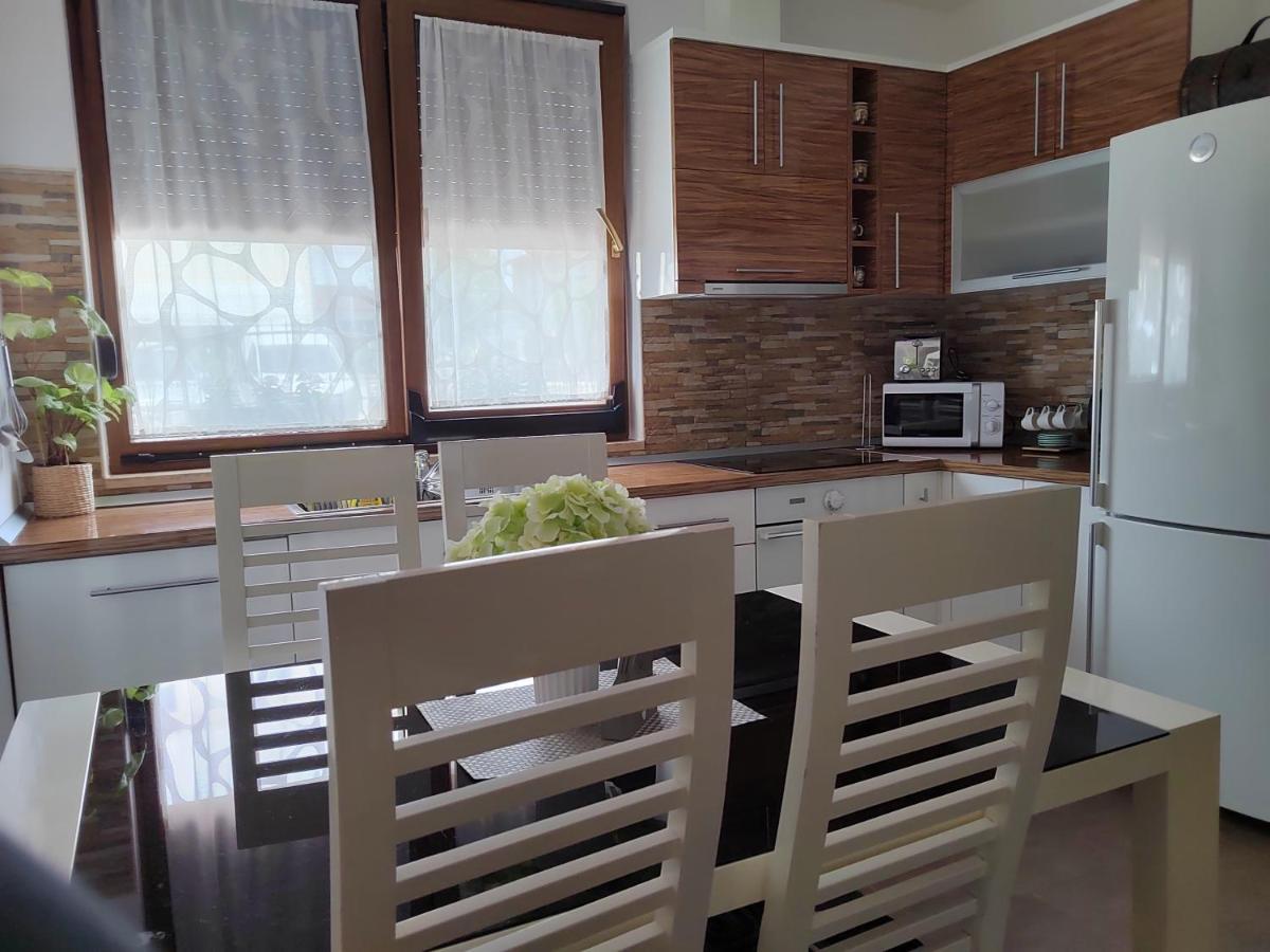 Relax Green House Ровин Екстериор снимка