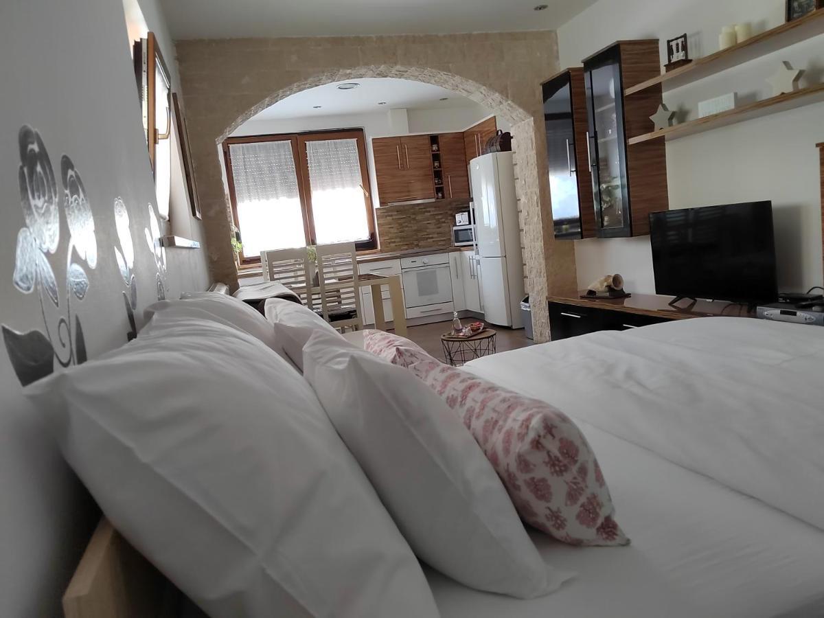 Relax Green House Ровин Екстериор снимка