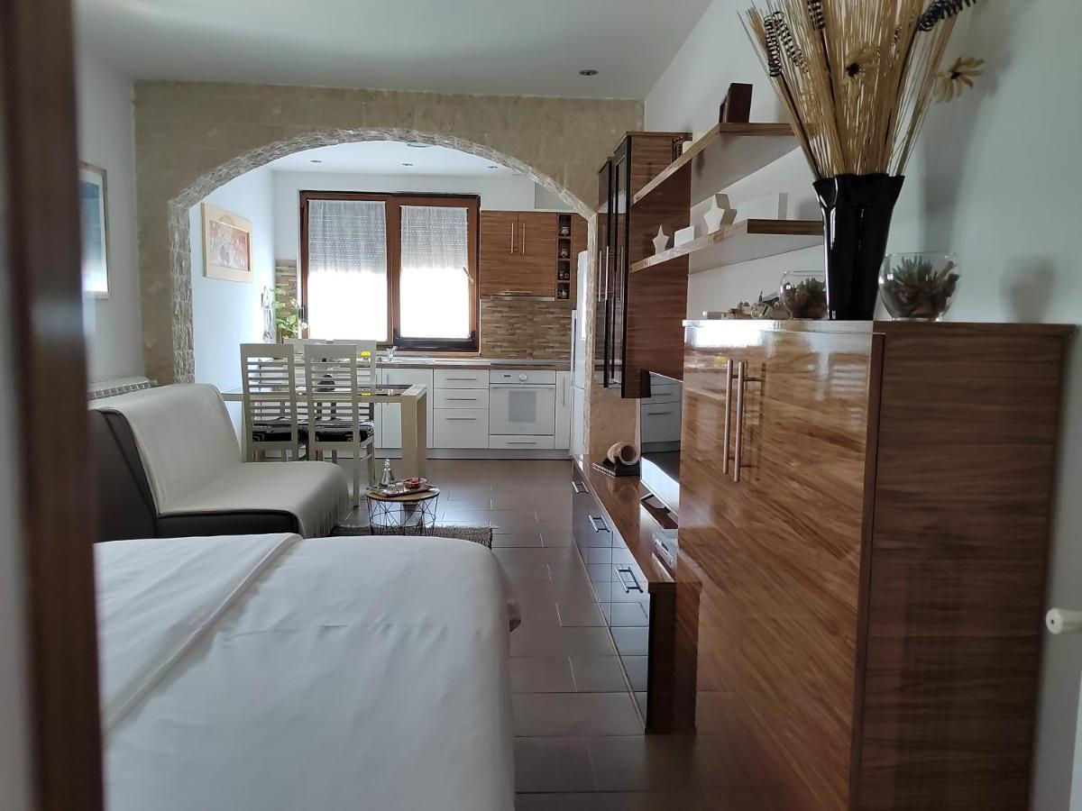 Relax Green House Ровин Екстериор снимка